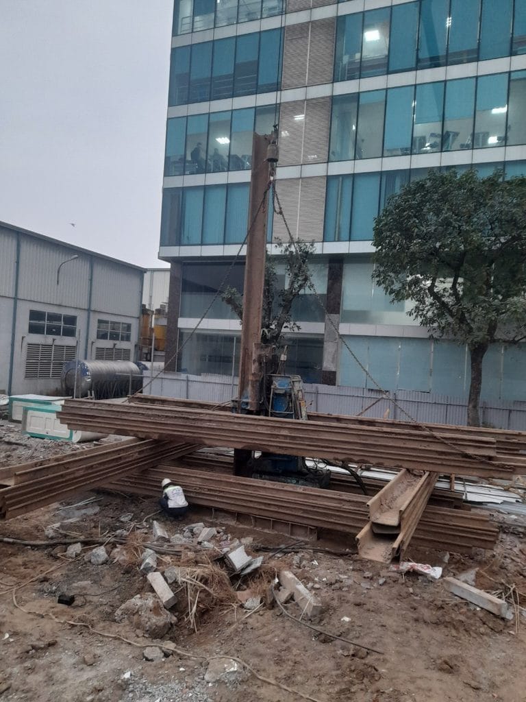 Thiết bị và máy móc thi công ép những cây cừ larsen đầu tiên